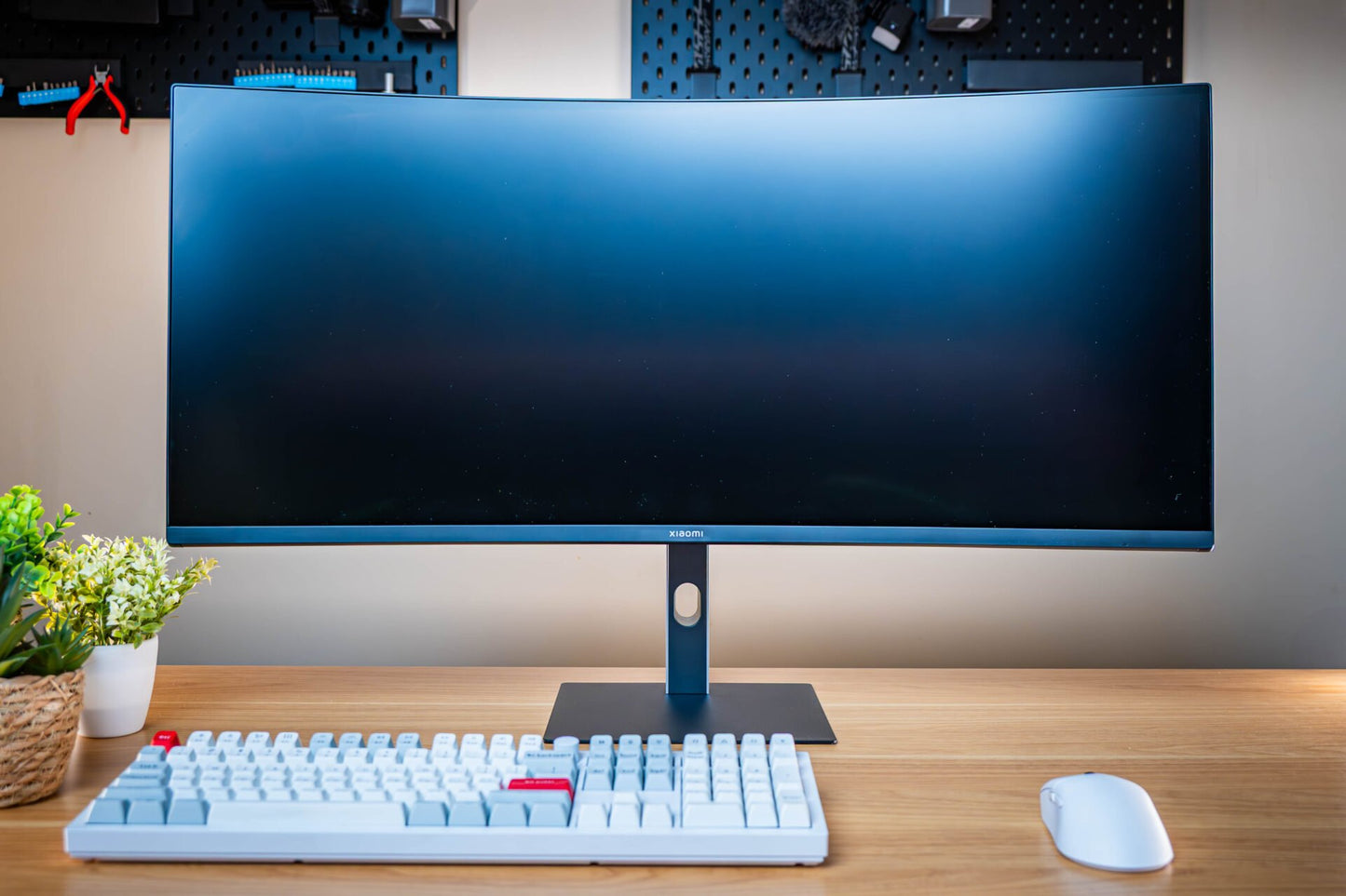 Xiaomi G34WQi 34″ 1440p UltraWide VA Curved Gaming Monitor (180Hz, 1ms, 21:9, HDMI/DP, AMD FreeSync, & 1500R Curve)