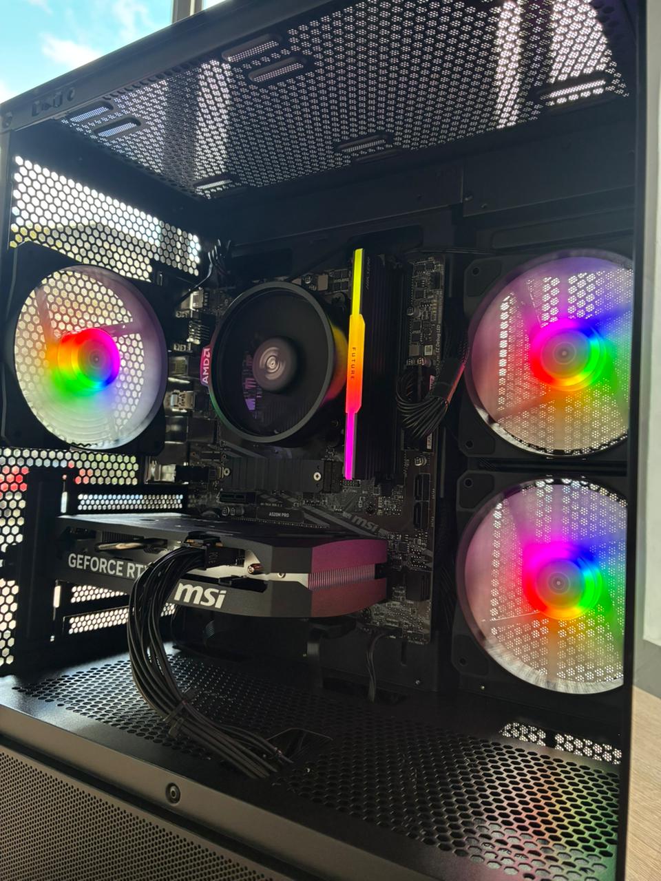 Ryzen 5 5500 / RTX 5050 8GB / MSI A520M / 16GB 3600MHz RGB / MSI PAG PANO M110A Gaming Chassis / MSI MAG 550W 80 PLUS Bronze / 500GB M.2