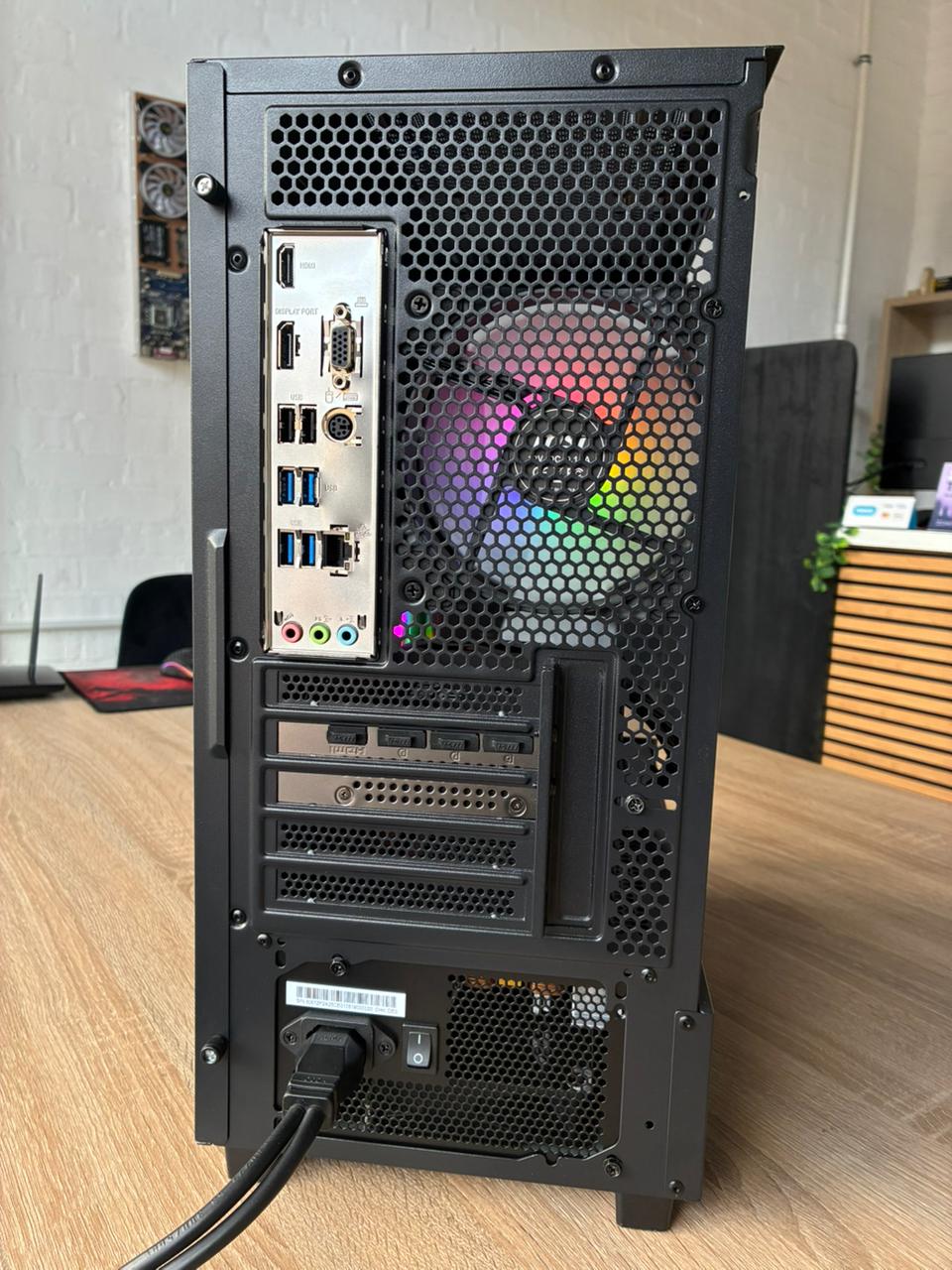 Ryzen 5 5500 / RTX 5050 8GB / MSI A520M / 16GB 3600MHz RGB / MSI PAG PANO M110A Gaming Chassis / MSI MAG 550W 80 PLUS Bronze / 500GB M.2