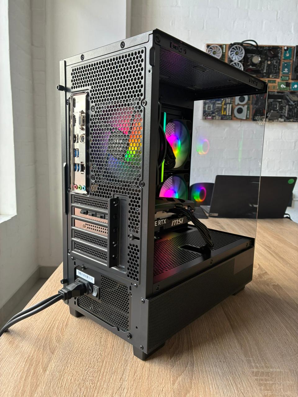 Ryzen 5 5500 / RTX 5050 8GB / MSI A520M / 16GB 3600MHz RGB / MSI PAG PANO M110A Gaming Chassis / MSI MAG 550W 80 PLUS Bronze / 500GB M.2