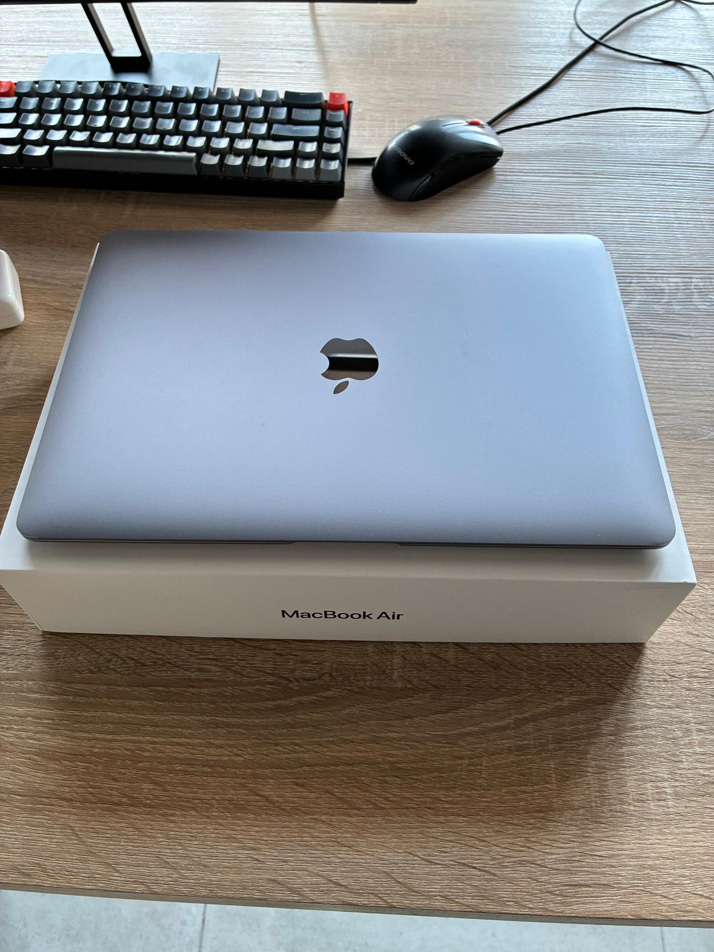 MacBook Air 13-inch  Apple M1 chip  256GB  8GB - Space Grey